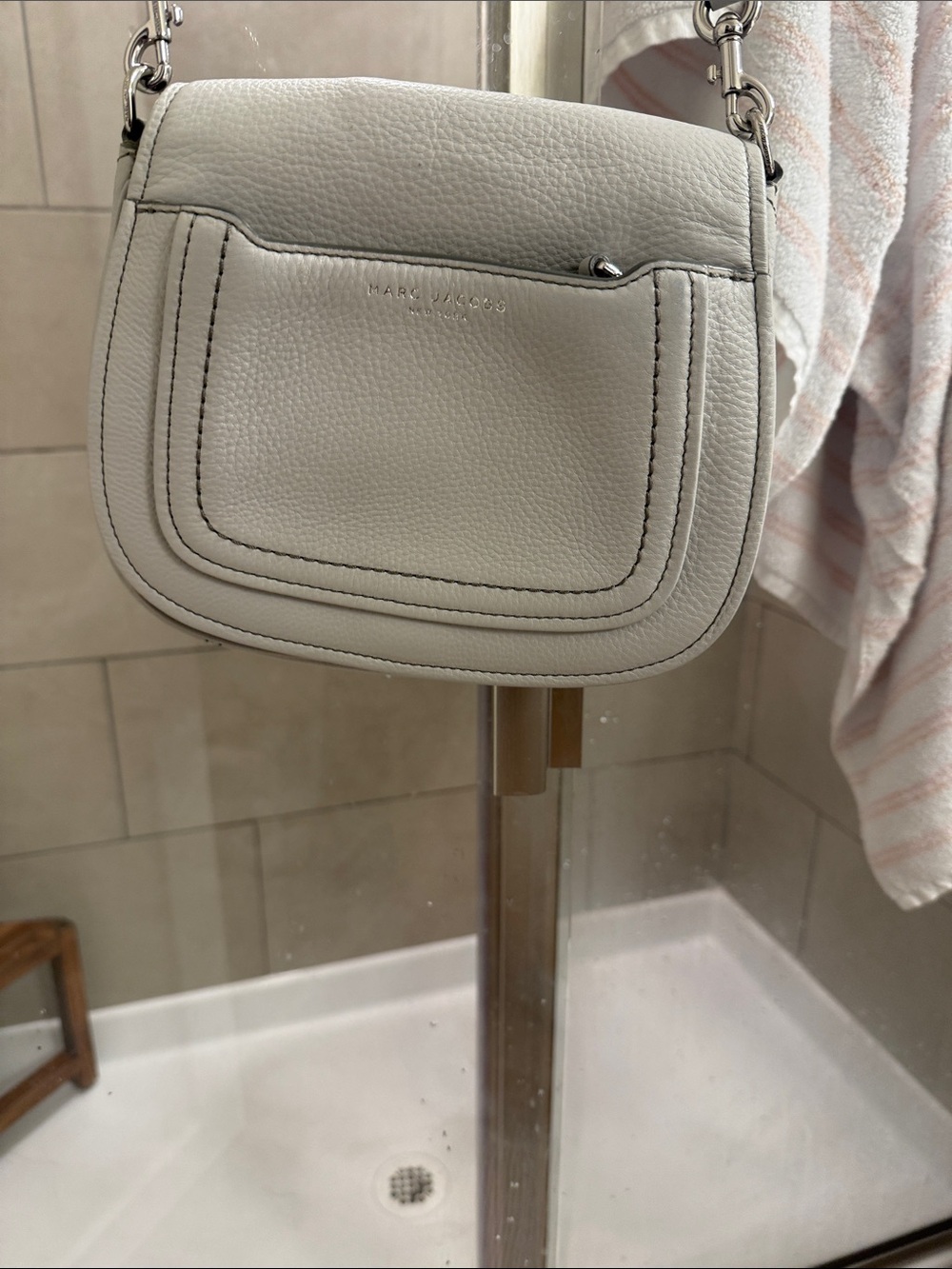 Marc Jacobs Off-White Pebbled Leather Crossbody Bag